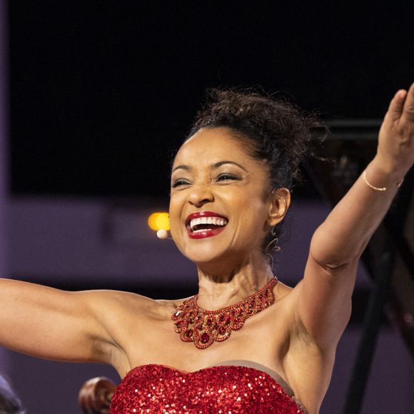 Magali Leger - Magali Léger rend hommage à Joséphine Baker dans le spectacle "Paris mon amour" lors des "Nuits Classiques" du Festival de Ramatuelle, le 28 juillet 2022. 