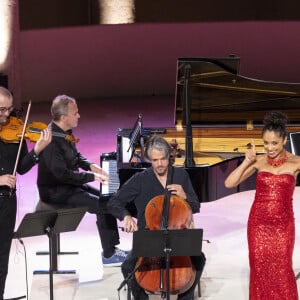 Antoine Pierlot, Arnaud Thorette, Johan Farjot, Magali Leger, Vincent Le Quang - Magali Léger rend hommage à Joséphine Baker dans le spectacle "Paris mon amour" lors des "Nuits Classiques" du Festival de Ramatuelle, le 28 juillet 2022. 