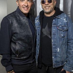 Nikos Aliagas, Pascal Obispo - Vernissage de l'exposition photographique de Nikos Aliagas "Regards Miroirs" à la Seine Musicale à Boulogne-Billancourt le 14 avril 2022. © Cyril Moreau/Bestimage 