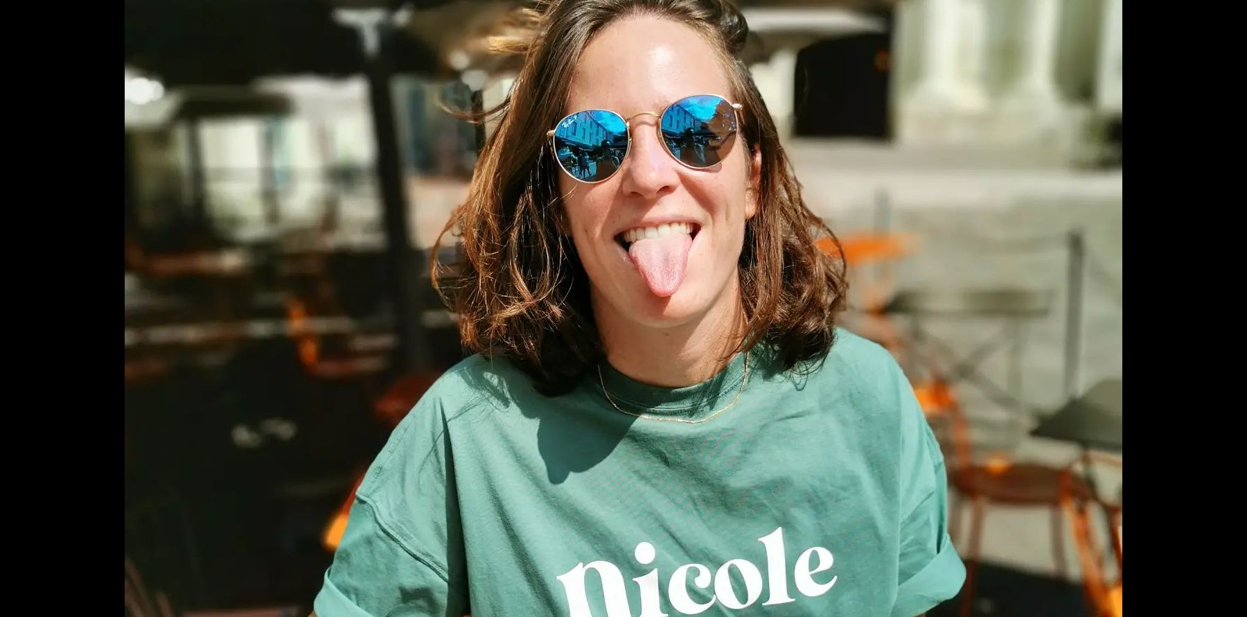 Clo (Koh-Lanta) topless et en string dans les bras de sa compagne,