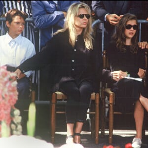 France Gall avec son fils Raphael et sa fille Pauline aux obsèques de Michel Berger en 1992
