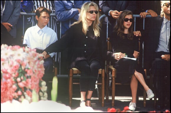 France Gall avec son fils Raphael et sa fille Pauline aux obsèques de Michel Berger en 1992