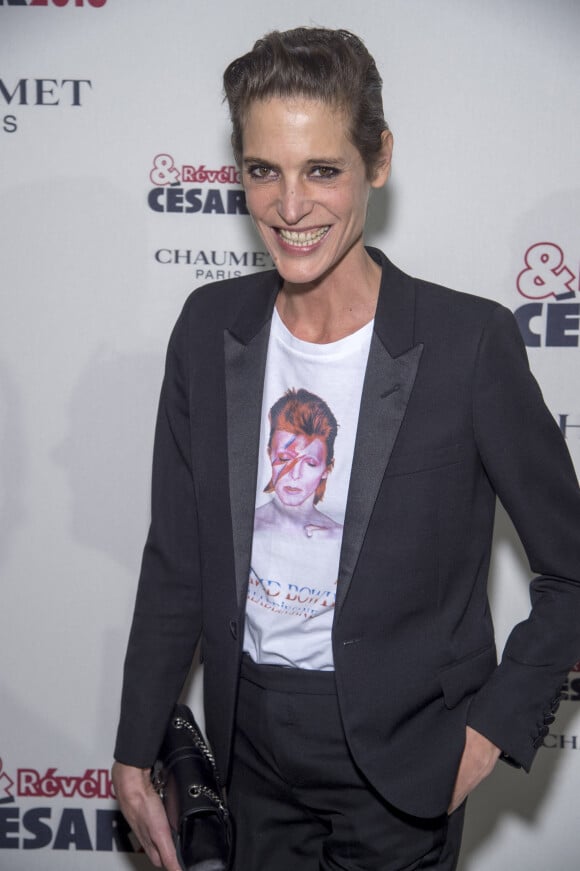 Hélène Fillières (T-shirt en hommage à David Bowie) - Soirée des Révélations César 2016 dans les salons de la maison Chaumet place Vendôme à Paris, le 11 janvier 2016. 