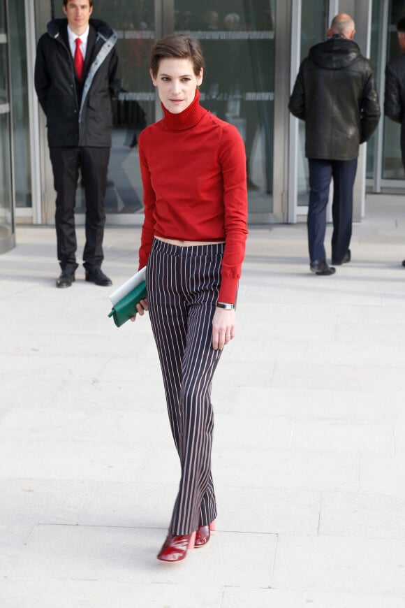 Hélène Fillières - Arrivées au défilé de mode "Louis Vuitton", collection prêt-à-porter automne-hiver 2015/2016 à la fondation Louis Vuitton à Paris. Le 11 mars 2015 