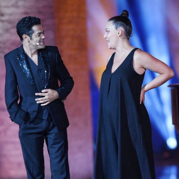 Jamel Debbouze et Camille Lellouche (enceinte) lors de la soirée du grand gala du "Marrakech du Rire 2022" pour la 10ème édition au palais El Badiî à Marrakech, Maroc, le 18 juin 2022. © Rachid Bellak/Bestimage 