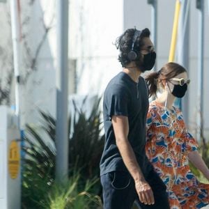 Dev Patel et sa compagne Tilda Cobham-Hervey, masqués en raison de l'épidémie de coronavirus (Covid-19), se promènent à Los Angeles, le 9 mai 2020. 