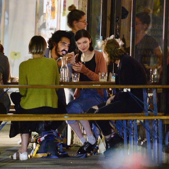 Dev Patel et sa compagne Tilda Cobham-Hervey dînent avec des amis au restaurant "Escuela Taqueria" à Los Angeles, le 17 octobre 2019.