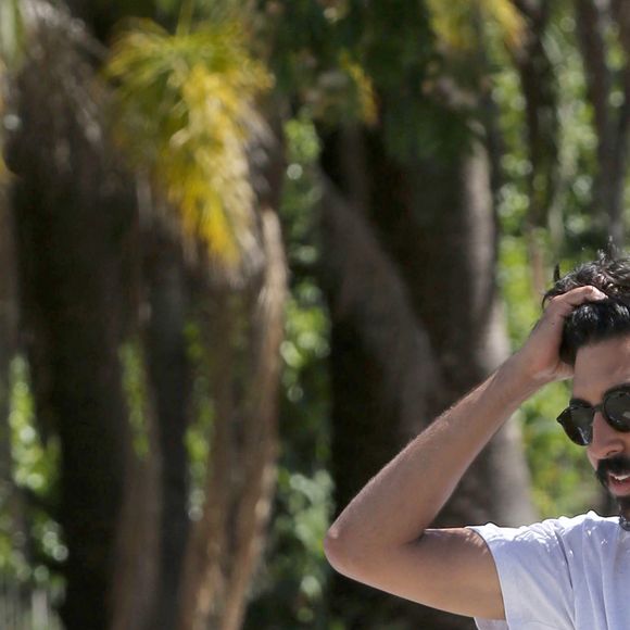 Dev Patel a été aperçu avec des amis dans les rues de Los Angeles, le 4 juillet 2019.