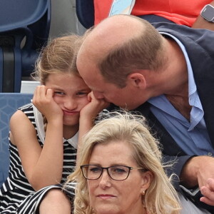 Le prince William et Kate Middleton, avec la princesse Charlotte, encouragent l'équipe de natation lors des Jeux du Commonwealth de Birmingham. Le 2 août 2022.
