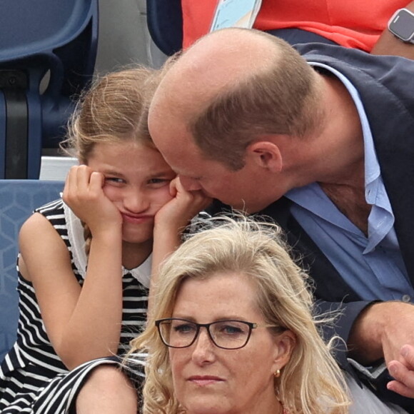 Le prince William et Kate Middleton, avec la princesse Charlotte, encouragent l'équipe de natation lors des Jeux du Commonwealth de Birmingham. Le 2 août 2022.