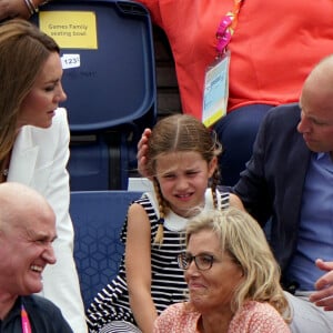 Le prince William et Kate Middleton, avec la princesse Charlotte, encouragent l'équipe de natation lors des Jeux du Commonwealth de Birmingham