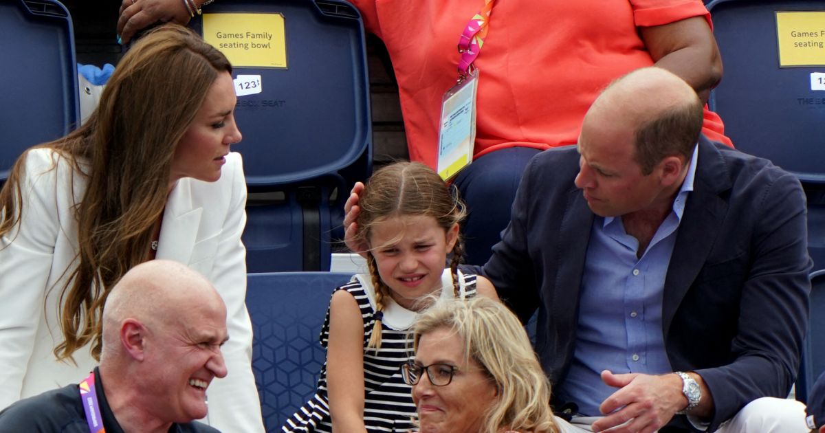 Princesse Charlotte réconfortée par le prince William : un instant père-fille trop craquant ! - Pure People