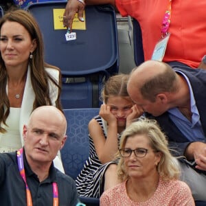 Le prince William et Kate Middleton, avec la princesse Charlotte, encouragent l'équipe de natation lors des Jeux du Commonwealth de Birmingham. Le 2 août 2022.