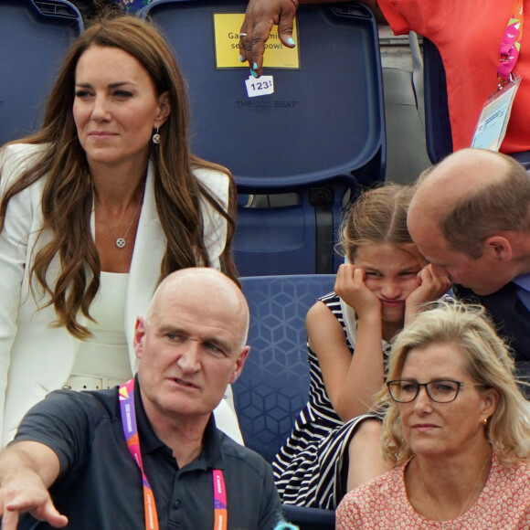 Le prince William et Kate Middleton, avec la princesse Charlotte, encouragent l'équipe de natation lors des Jeux du Commonwealth de Birmingham. Le 2 août 2022.