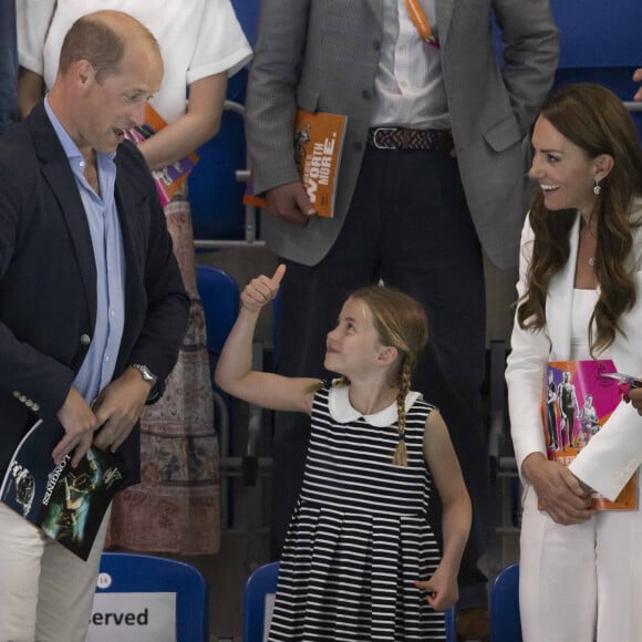 Le prince William, duc de Cambridge, et Catherine (Kate) Middleton, duchesse de Cambridge, avec la princesse Charlotte de Cambridge assistent au Jeux du Commonwealth au centre sportif de l'Université de Birmingham le 2 aout 2022.