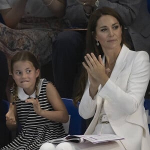 Le prince William, duc de Cambridge, et Catherine (Kate) Middleton, duchesse de Cambridge, avec la princesse Charlotte de Cambridge assistent au Jeux du Commonwealth au centre sportif de l'Université de Birmingham le 2 aout 2022.