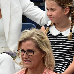 Le prince William, duc de Cambridge, et Catherine (Kate) Middleton, duchesse de Cambridge, avec la princesse Charlotte de Cambridge assistent au Jeux du Commonwealth au centre sportif de l'Université de Birmingham. Le prince Edward, comte de Wessex, Sophie Rhys-Jones, comtesse de Wessex, et leurs enfants étaient également présents.  The Duke and Duchess of Cambridge, Prince William and Catherine and Princess Charlotte watch the England v India Hockey match at the University of Birmingham Hockey and Squash Centre during the 2022 Commonwealth Games in Birmingham, England on August 2nd 2022. 