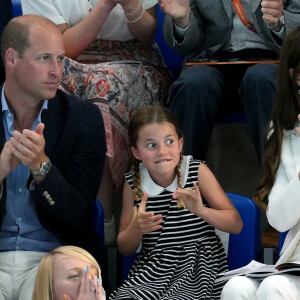 Le prince William et Kate Middleton, avec la princesse Charlotte, encouragent l'équipe de natation lors des Jeux du Commonwealth de Birmingham.