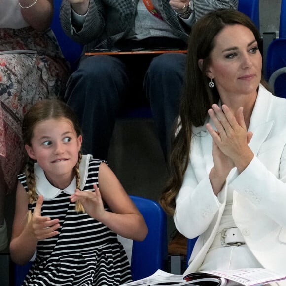 Le prince William et Kate Middleton, avec la princesse Charlotte, encouragent l'équipe de natation lors des Jeux du Commonwealth de Birmingham.