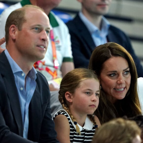 Le prince William et Kate Middleton, avec la princesse Charlotte, encouragent l'équipe de natation lors des Jeux du Commonwealth de Birmingham. Le 2 août 2022.