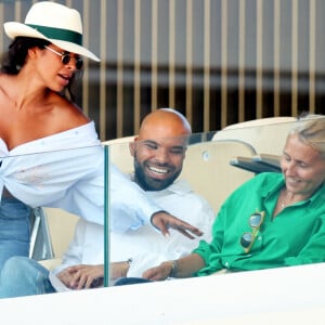 Ayem Nour et Saïd Boussif (PDG du label Indifférence Prod, manager de Camélia Jordana, Amel Bent, Gims, Dadju, Kendji Girac) dans les tribunes des Internationaux de France de Tennis de Roland Garros à Paris le 1er juin 2022. © Dominique Jacovides - Cyril Moreau / Bestimage 