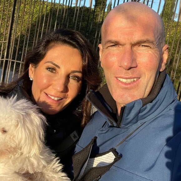 Zinédine Zidane avec sa femme Véronique et leur chien sur Instagram le 15 décembre 2021.