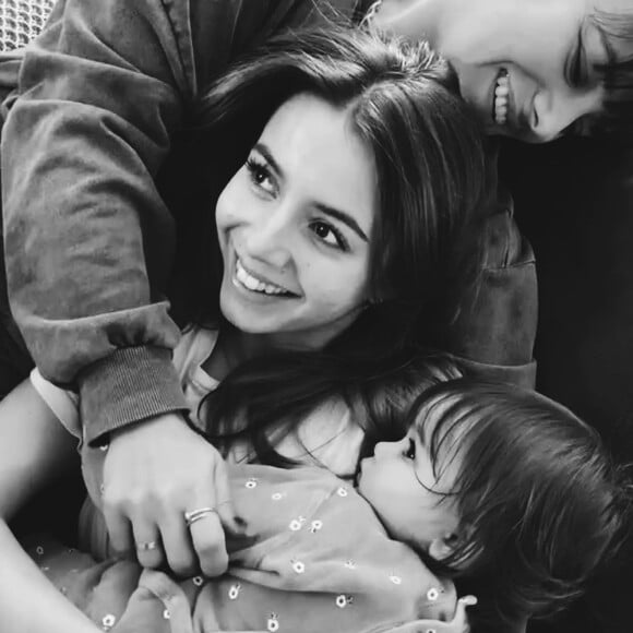 Annily, sa petite soeur Maggy et leur maman Alizée.