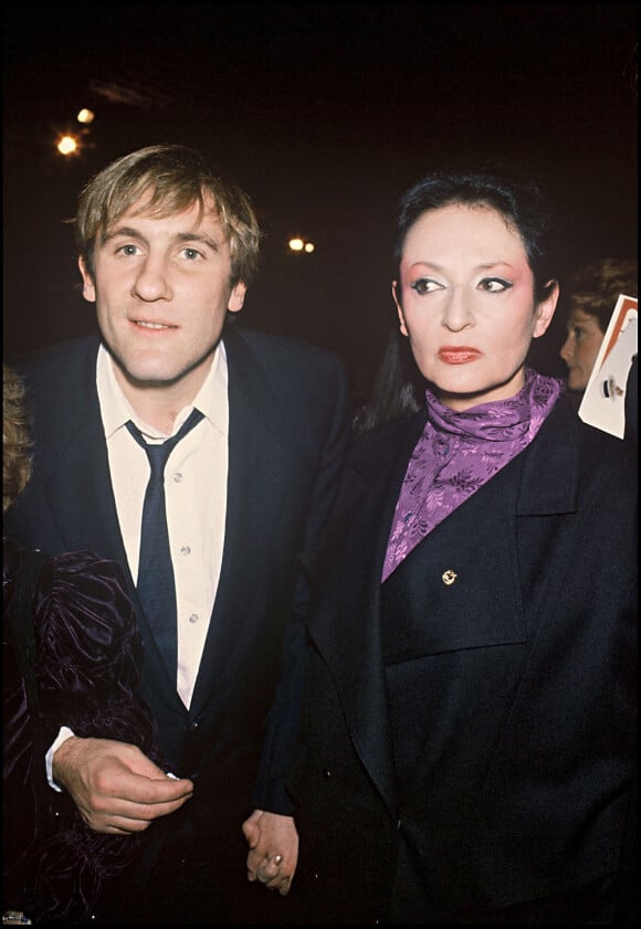 Gérard Depardieu et la chanteuse Barbara en soirée à Paris. 1982.
