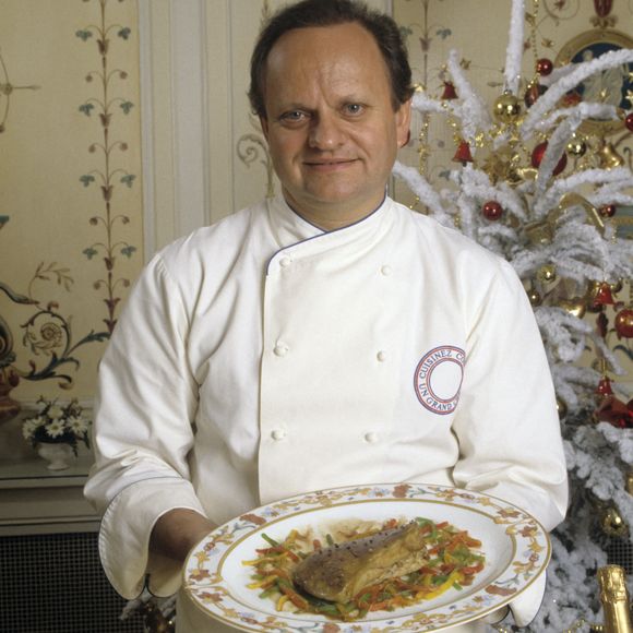 En France, à Paris, portrait de Joël Robuchon dans une salle de restaurant © Bruno Schneider via Bestimage 
