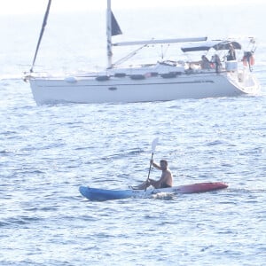 Exclusif - Le président Emmanuel Macron fait du canoë-kayak lors de ses vacances au Fort de Brégançon à Bormes-les-Mimosas le 3 aout 2022. Aux alentours de 18 heures, Emmanuel Macron a été aperçu seul, en maillot de bain noir et torse nu, sur un canoë bleu-blanc-rouge. Il s'est offert un court aller-retour d'une vingtaine de minutes, suivi par un agent de sécurité, lui aussi en canoë. © Luc Boutria/Nice-Matin/Bestimage 