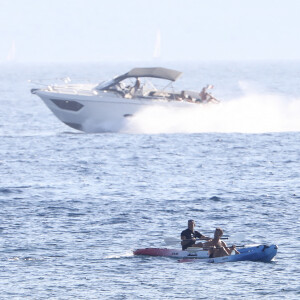 Exclusif - Le président Emmanuel Macron fait du canoë-kayak lors de ses vacances au Fort de Brégançon à Bormes-les-Mimosas le 3 aout 2022. Aux alentours de 18 heures, Emmanuel Macron a été aperçu seul, en maillot de bain noir et torse nu, sur un canoë bleu-blanc-rouge. Il s'est offert un court aller-retour d'une vingtaine de minutes, suivi par un agent de sécurité, lui aussi en canoë. © Luc Boutria/Nice-Matin/Bestimage 