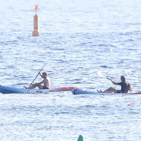 Exclusif - Le président Emmanuel Macron fait du canoë-kayak lors de ses vacances au Fort de Brégançon à Bormes-les-Mimosas le 3 aout 2022. Aux alentours de 18 heures, Emmanuel Macron a été aperçu seul, en maillot de bain noir et torse nu, sur un canoë bleu-blanc-rouge. Il s'est offert un court aller-retour d'une vingtaine de minutes, suivi par un agent de sécurité, lui aussi en canoë. © Luc Boutria/Nice-Matin/Bestimage 