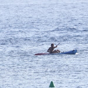 Exclusif - Le président Emmanuel Macron fait du canoë-kayak lors de ses vacances au Fort de Brégançon à Bormes-les-Mimosas le 3 aout 2022. Aux alentours de 18 heures, Emmanuel Macron a été aperçu seul, en maillot de bain noir et torse nu, sur un canoë bleu-blanc-rouge. Il s'est offert un court aller-retour d'une vingtaine de minutes, suivi par un agent de sécurité, lui aussi en canoë. © Luc Boutria/Nice-Matin/Bestimage 