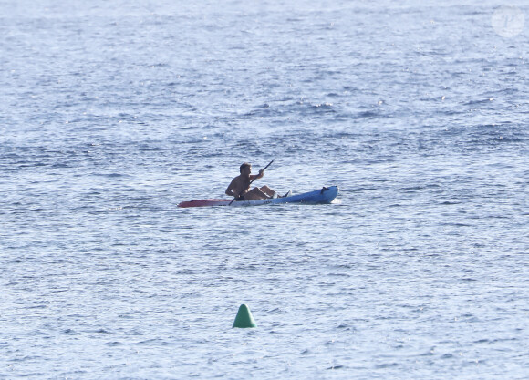 Exclusif - Le président Emmanuel Macron fait du canoë-kayak lors de ses vacances au Fort de Brégançon à Bormes-les-Mimosas le 3 aout 2022. Aux alentours de 18 heures, Emmanuel Macron a été aperçu seul, en maillot de bain noir et torse nu, sur un canoë bleu-blanc-rouge. Il s'est offert un court aller-retour d'une vingtaine de minutes, suivi par un agent de sécurité, lui aussi en canoë. © Luc Boutria/Nice-Matin/Bestimage 