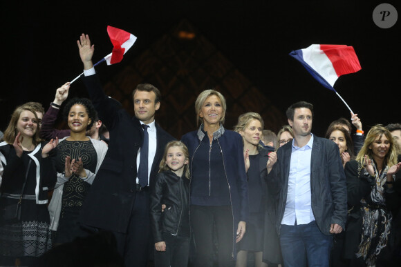 Emmanuel Macron avec sa femme Brigitte Macron (Trogneux), Emma (fille de L. Auzière), Tiphaine Auzière et son compagnon Antoine - Le président-élu, Emmanuel Macron, prononce son discours devant la pyramide au musée du Louvre à Paris, après sa victoire lors du deuxième tour de l'élection présidentielle le 7 mai 2017. 
