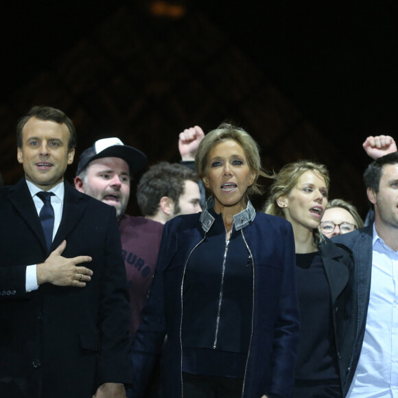 Emmanuel Macron avec sa femme Brigitte Macron (Trogneux), Tiphaine Auzière et son compagnon Antoine, Morgan Simon (l'homme à la casquette) - Le président-élu, Emmanuel Macron, prononce son discours devant la pyramide au musée du Louvre à Paris, après sa victoire lors du deuxième tour de l'élection présidentielle le 7 mai 2017. 