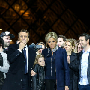 Emmanuel Macron avec sa femme Brigitte Macron (Trogneux), Emma (fille de L. Auzière), Tiphaine Auzière et son compagnon Antoine, Morgan Simon (l'homme à la casquette) - Le président-élu, Emmanuel Macron, prononce son discours devant la pyramide au musée du Louvre à Paris, après sa victoire lors du deuxième tour de l'élection présidentielle le 7 mai 2017. 