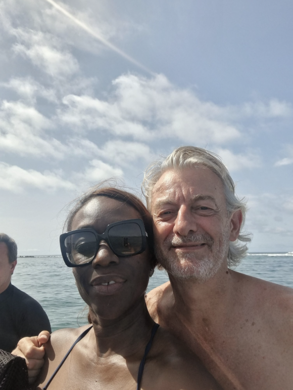 Gilles Verdez en vacances avec sa compagne Fatou - Twitter