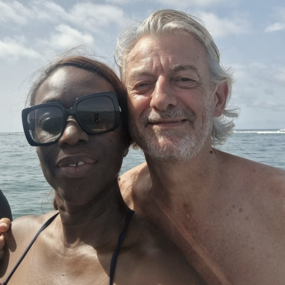 Gilles Verdez en vacances avec sa compagne Fatou - Twitter