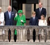 Camilla Parker Bowles, duchesse de Cornouailles, Le prince Charles, prince de Galles, La reine Elisabeth II d'Angleterre, le prince William, duc de Cambridge, Catherine Kate Middleton, duchesse de Cambridge et leurs enfants le prince George, la princesse Charlotte et le prince Louis - La famille royale regarde la grande parade qui clôture les festivités du jubilé de platine de la reine à Londres le 5 juin 2022. 