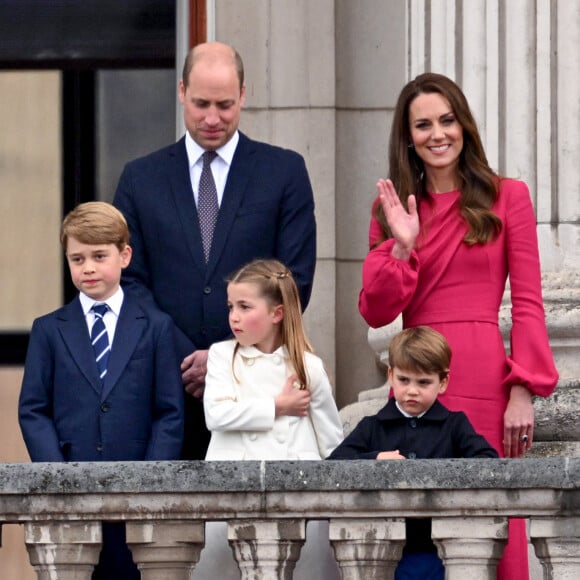 Le prince William, duc de Cambridge, Catherine Kate Middleton, duchesse de Cambridge et leurs enfants le prince George, la princesse Charlotte et le prince Louis - La famille royale regarde la grande parade qui clôture les festivités du jubilé de platine de la reine à Londres. 