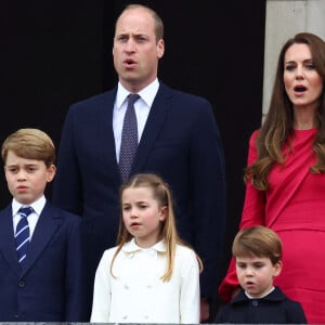 Le prince William, duc de Cambridge, Kate Catherine Middleton, duchesse de Cambridge, et leurs enfants le prince George, la princesse Charlotte et le prince Louis - La famille royale d'Angleterre au balcon du palais de Buckingham, à l'occasion du jubilé de la reine d'Angleterre. Le 5 juin 2022 