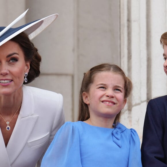 Catherine Kate Middleton, duchesse de Cambridge et ses enfants le prince Louis, la princesse Charlotte et le prince George - Les membres de la famille royale regardent le défilé Trooping the Colour depuis un balcon du palais de Buckingham à Londres lors des célébrations du jubilé de platine de la reine le 2 juin 2022. 