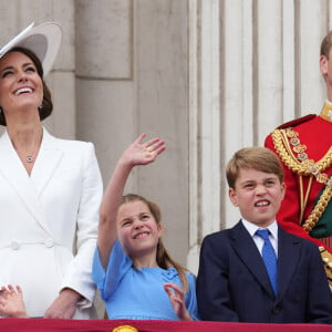 Catherine Kate Middleton, duchesse de Cambridge, le prince William, duc de Cambridge et leurs enfants, le prince Louis, le prince George et la princesse Charlotte - Les membres de la famille royale regardent le défilé Trooping the Colour depuis un balcon du palais de Buckingham à Londres lors des célébrations du jubilé de platine de la reine le 2 juin 2022. 