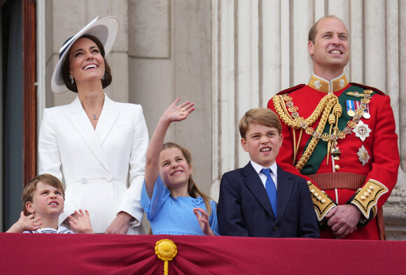 Catherine Kate Middleton, duchesse de Cambridge, le prince William, duc de Cambridge et leurs enfants, le prince Louis, le prince George et la princesse Charlotte - Les membres de la famille royale regardent le défilé Trooping the Colour depuis un balcon du palais de Buckingham à Londres lors des célébrations du jubilé de platine de la reine le 2 juin 2022. 