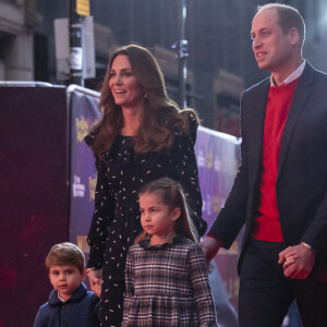 Le prince William, duc de Cambridge, et Catherine (Kate) Middleton, duchesse de Cambridge, avec leurs enfants le prince George, la princesse Charlotte et le prince Louis ont assisté à un spectacle donné en l'honneur des personnes qui ont été mobilisées pendant la pandémie au Palladium à Londres, Royaume Uni, le 11 décembre 2020. 