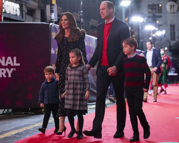 Le prince William, duc de Cambridge, et Catherine (Kate) Middleton, duchesse de Cambridge, avec leurs enfants le prince George, la princesse Charlotte et le prince Louis ont assisté à un spectacle donné en l'honneur des personnes qui ont été mobilisées pendant la pandémie au Palladium à Londres, Royaume Uni, le 11 décembre 2020. 