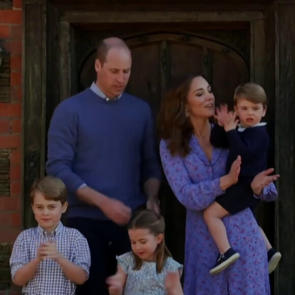Le prince William, duc de Cambridge, Catherine Kate Middleton, duchesse de Cambridge, et leurs enfants , le prince George, la princesse Charlotte et le prince Louis applaudissent les travailleurs indispensables pendant l'épidémie de coronavirus (COVID-19) le 23 avril 2020. 