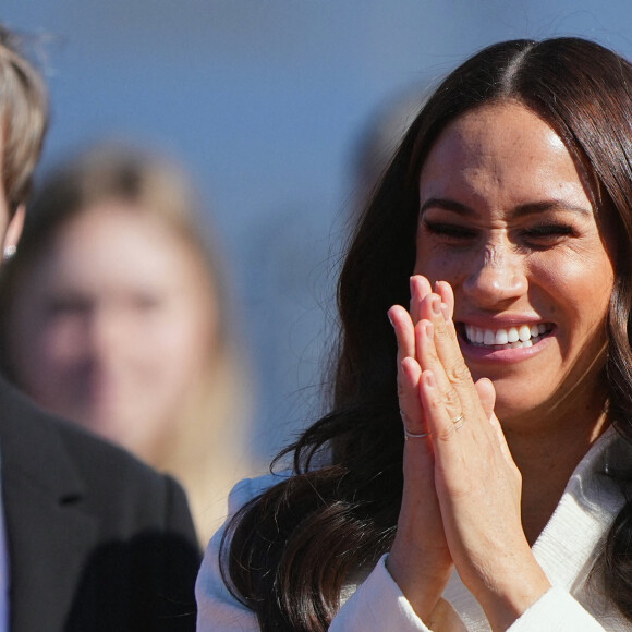 Le prince Harry et Meghan Markle assistent à la finale d'athlétisme, au deuxième jour des Invictus Games 2020 à La Haye, le 17 avril 2022. 