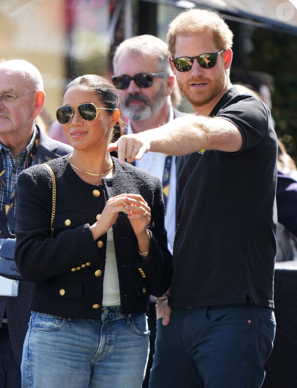 Le prince Harry et Meghan Markle lors du "Land Rover Challenge" au premier jour des Invictus Games 2020 à La Haye, le 16 avril 2022. 